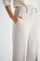 Wijde taupe broek in zachte jerseykwaliteit met rits vooraan en knoopsluiting