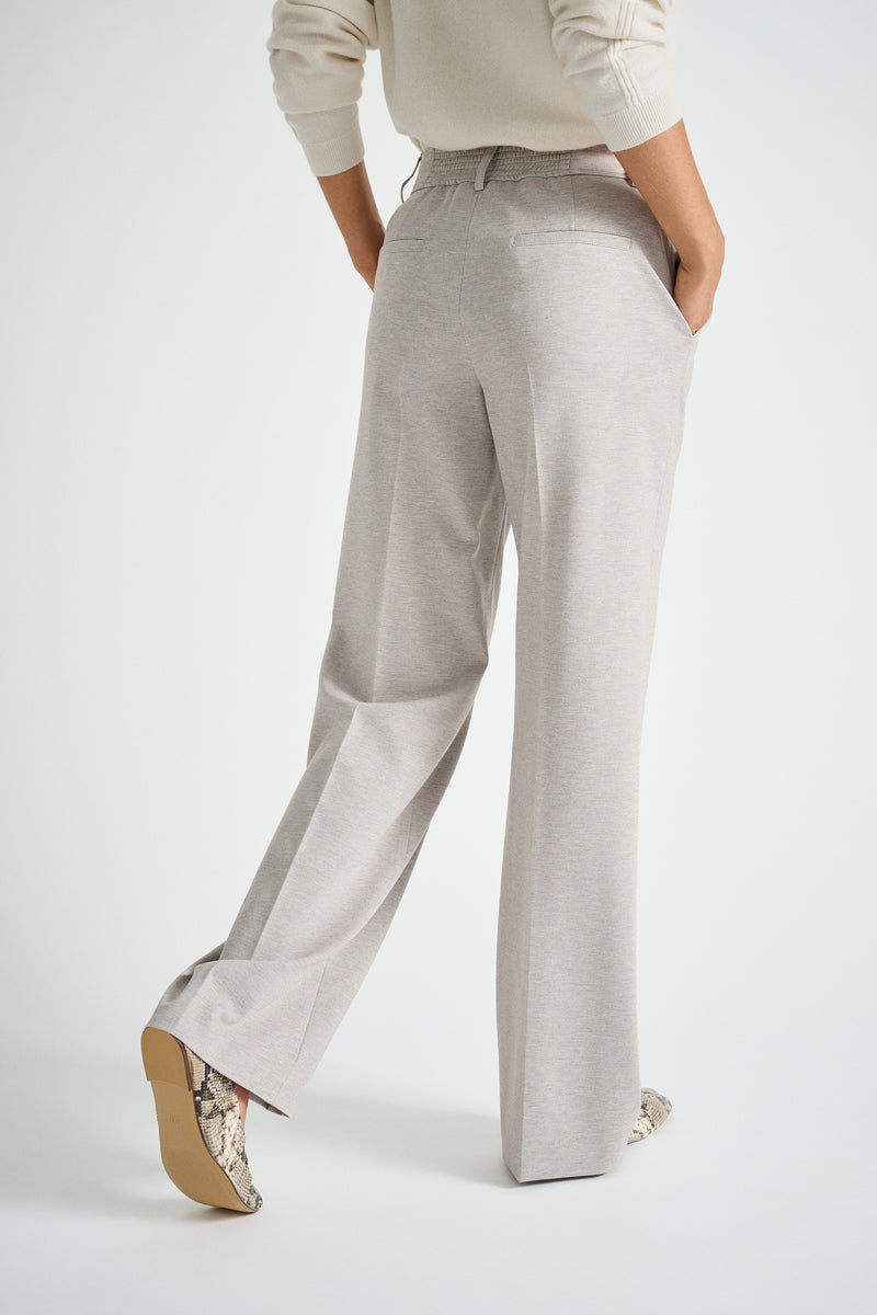 Wijde taupe broek in zachte jerseykwaliteit met rits vooraan en knoopsluiting