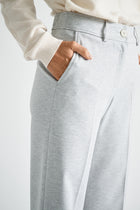 Wijde grijze broek in zachte jerseykwaliteit met rits vooraan en knoopsluiting