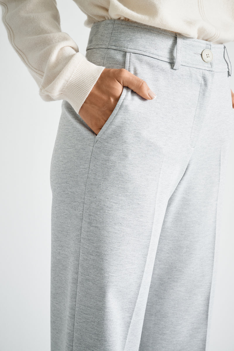 Wijde grijze broek in zachte jerseykwaliteit met rits vooraan en knoopsluiting