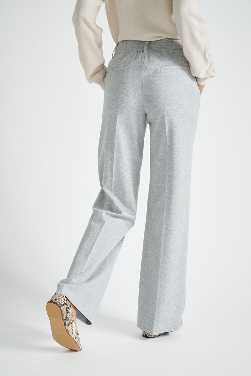 Wijde grijze broek in zachte jerseykwaliteit met rits vooraan en knoopsluiting