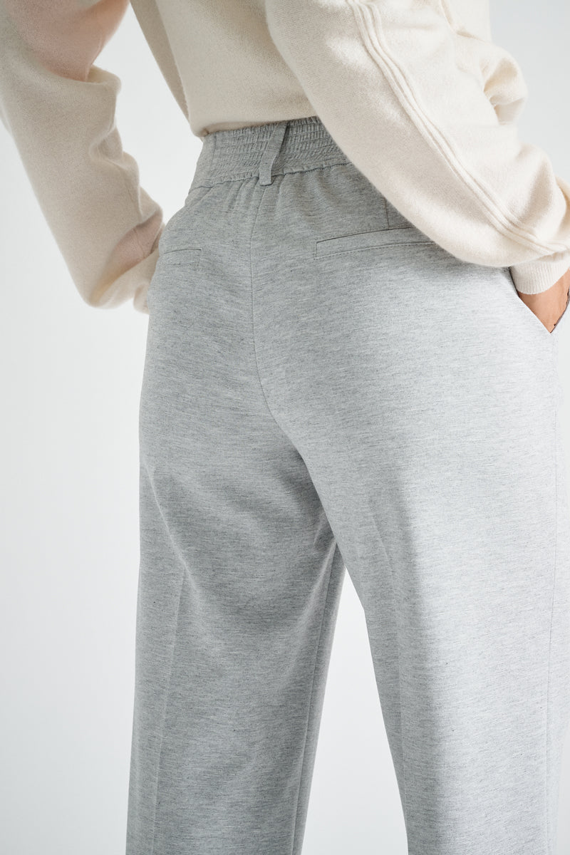 Wijde grijze broek in zachte jerseykwaliteit met rits vooraan en knoopsluiting