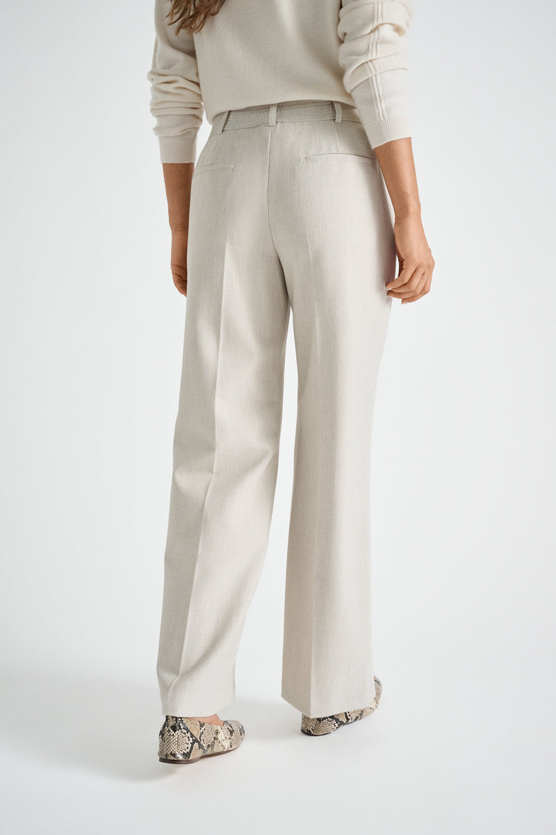 Wijde beige broek in zachte wolkwaliteit met rits vooraan en knoopsluiting