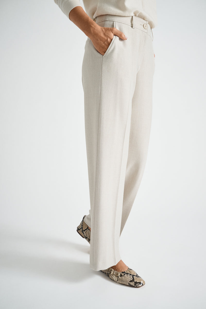 Wijde beige broek in zachte wolkwaliteit met rits vooraan en knoopsluiting